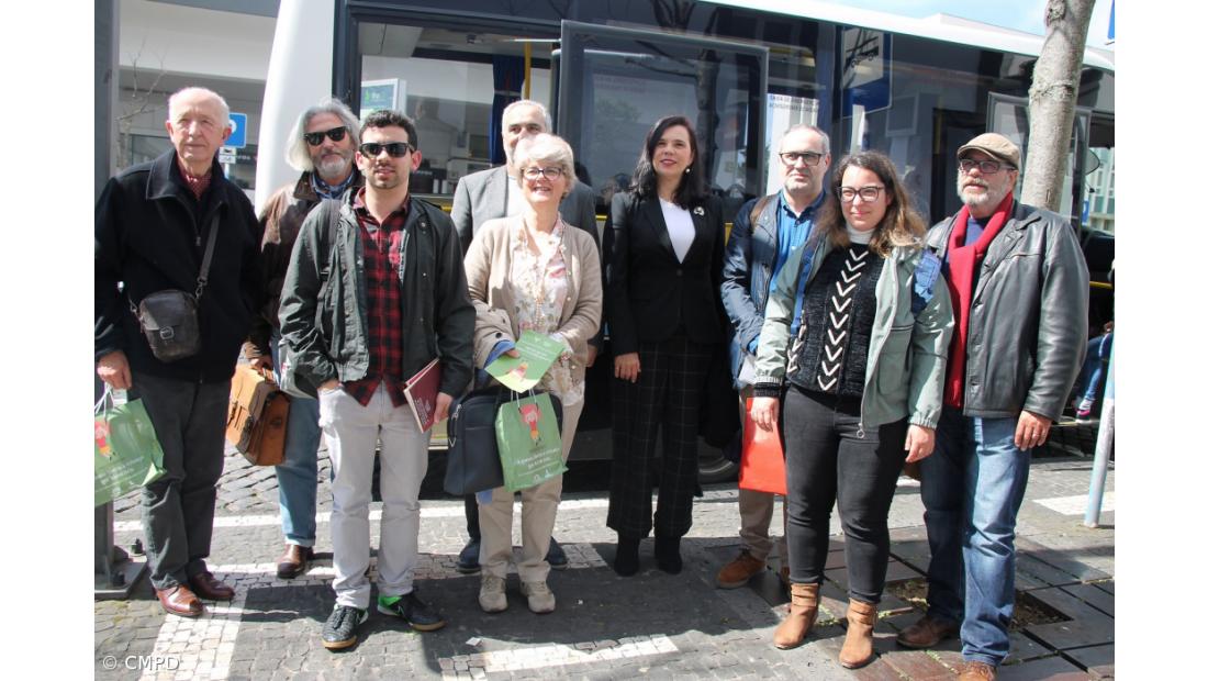 Dia Mundial da Poesia leva “Rimas em viagem” aos utentes do mini-bus – Imagem 2