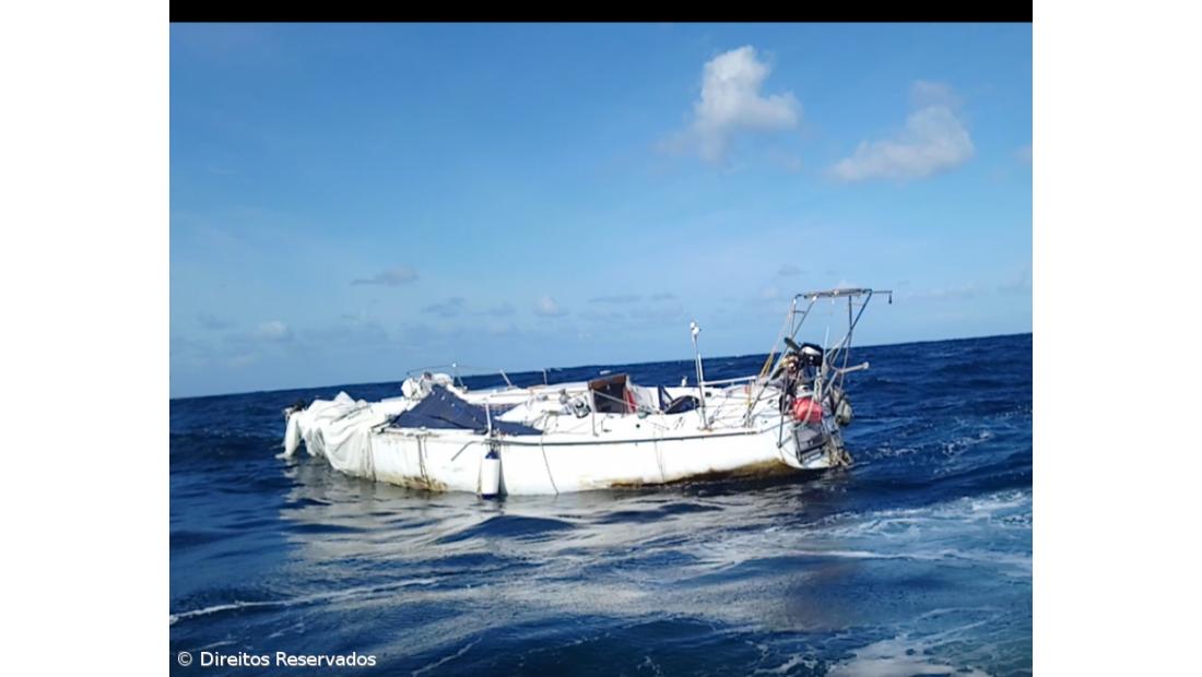 Veleiro abandonado nos EUA dá à costa em São Miguel