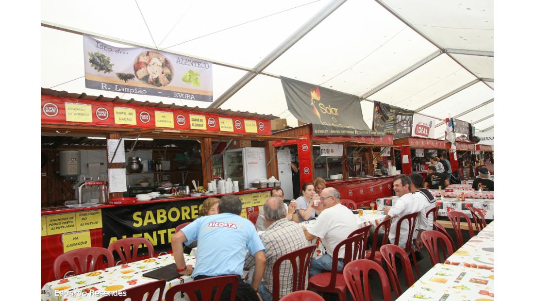 Restauração não teve tempo para abandonar os plásticos nas festas do Santo Cristo 
