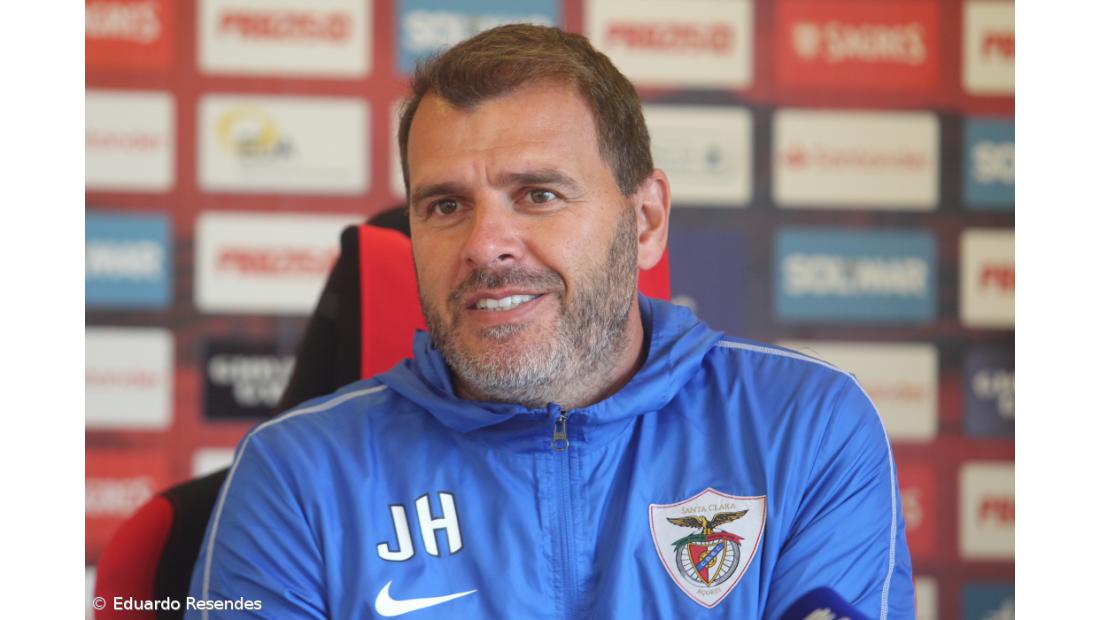 Treinador garante Santa Clara pronto para "desempenho de topo" na Luz