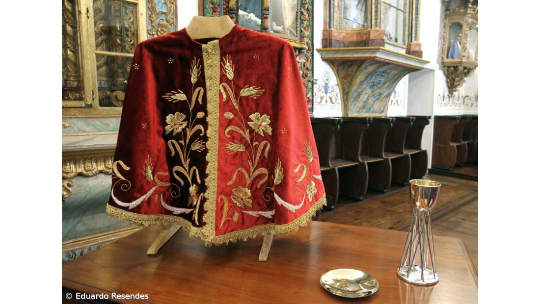 Capa do Senhor Santo Cristo deste ano foi oferecida por uma emigrante – Imagem 2