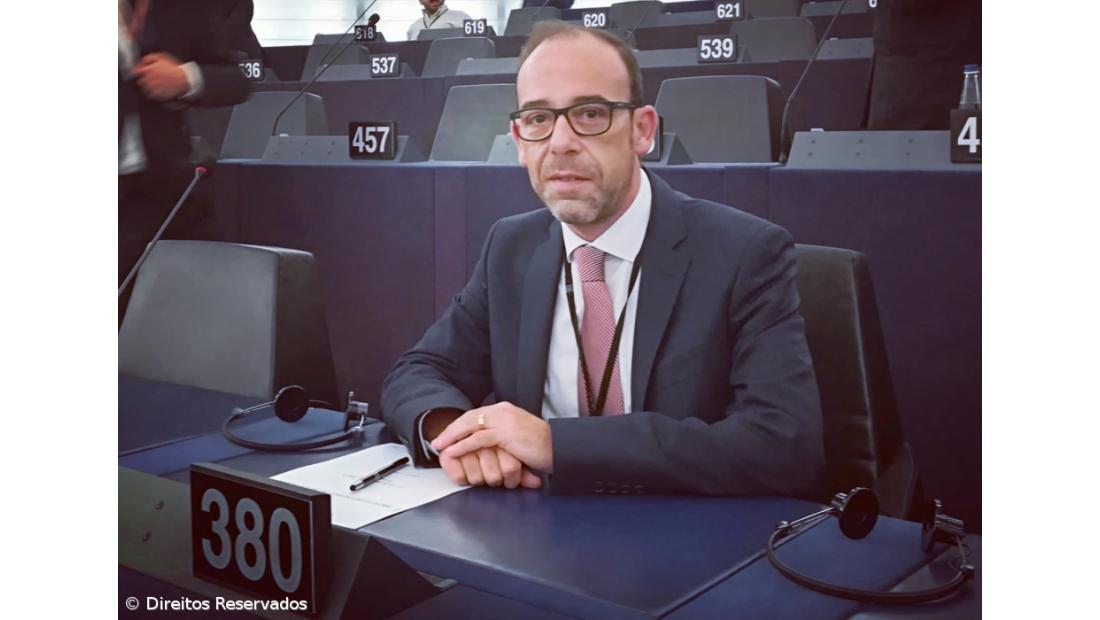 Eurodeputado André Bradford permanece em estado crítico, embora estabilizado