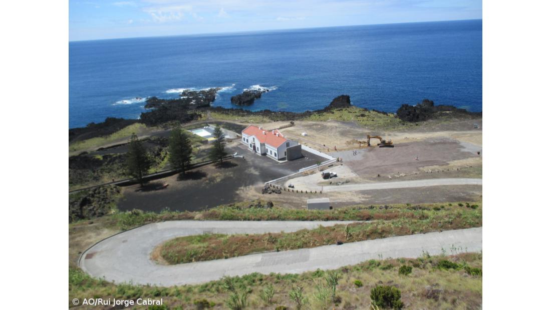 LREC recomenda construção de muro junto à arriba da zona balnear da Ferraria