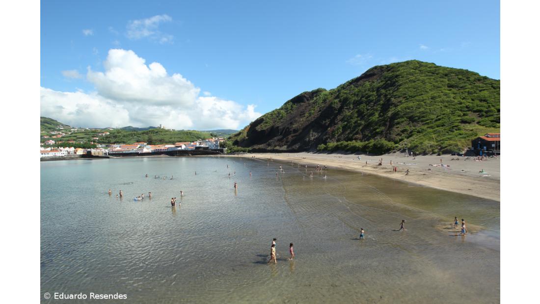 Praia do Porto Pim interdita a banhos devido a contaminação da água