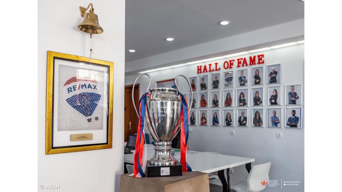 Taça da “LIGA GRUPO ESO RE/MAX” em exposição – Imagem 2