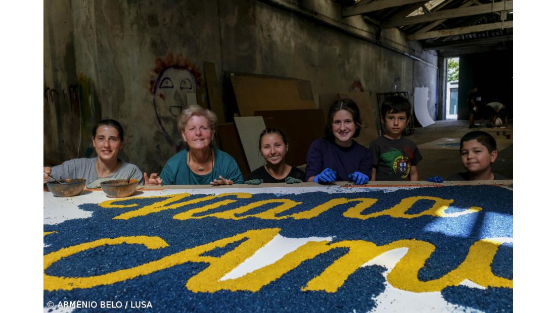 Ouro e poema "Havemos de ir a Viana" inspiram tapete em honra da Senhora da Agonia – Imagem 2