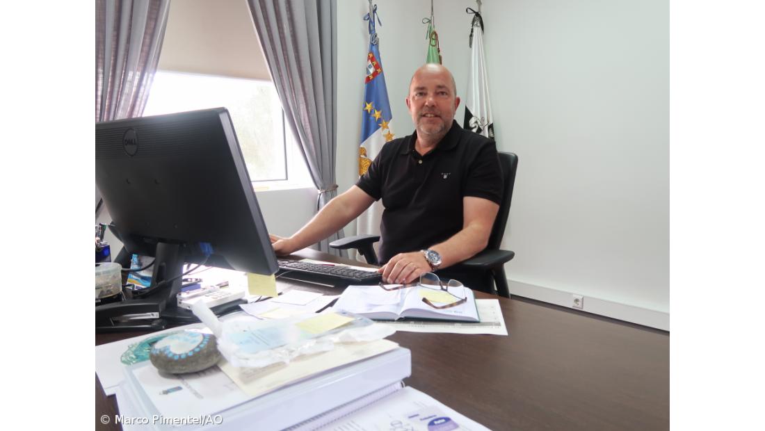 Dia de sol no Corvo com autoridades à espera do "Lorenzo"