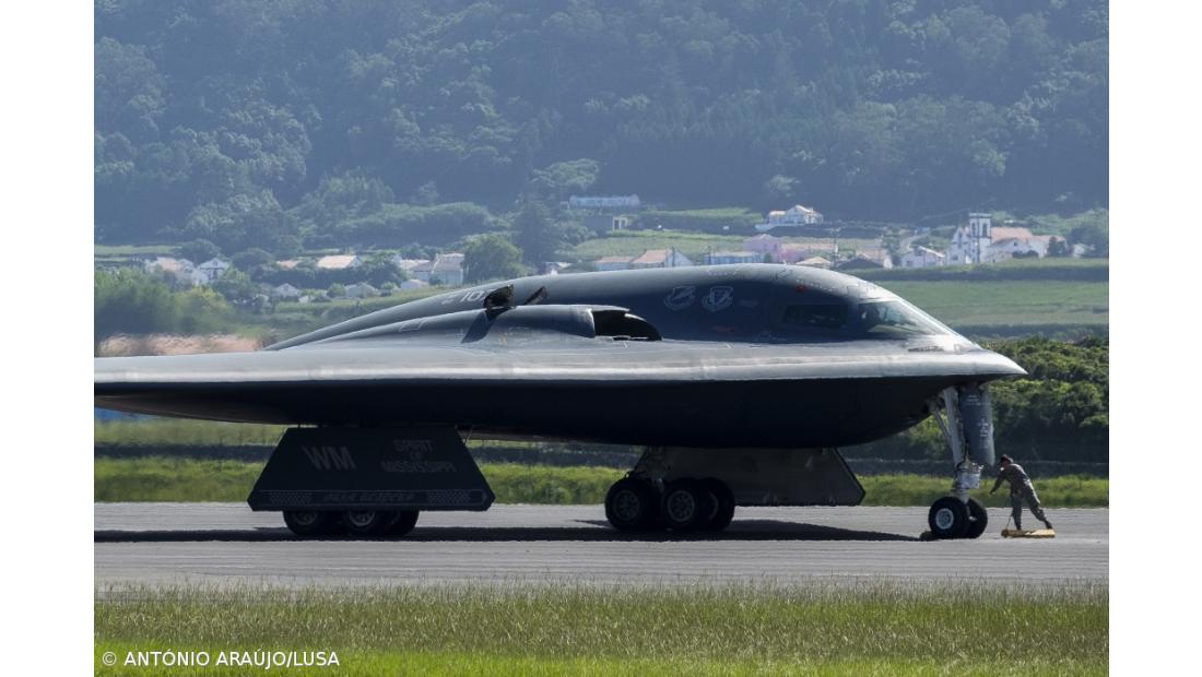 Bombardeiro furtivo B2 da Força Aérea norte-americana reabastece na base das Lajes – Imagem 2