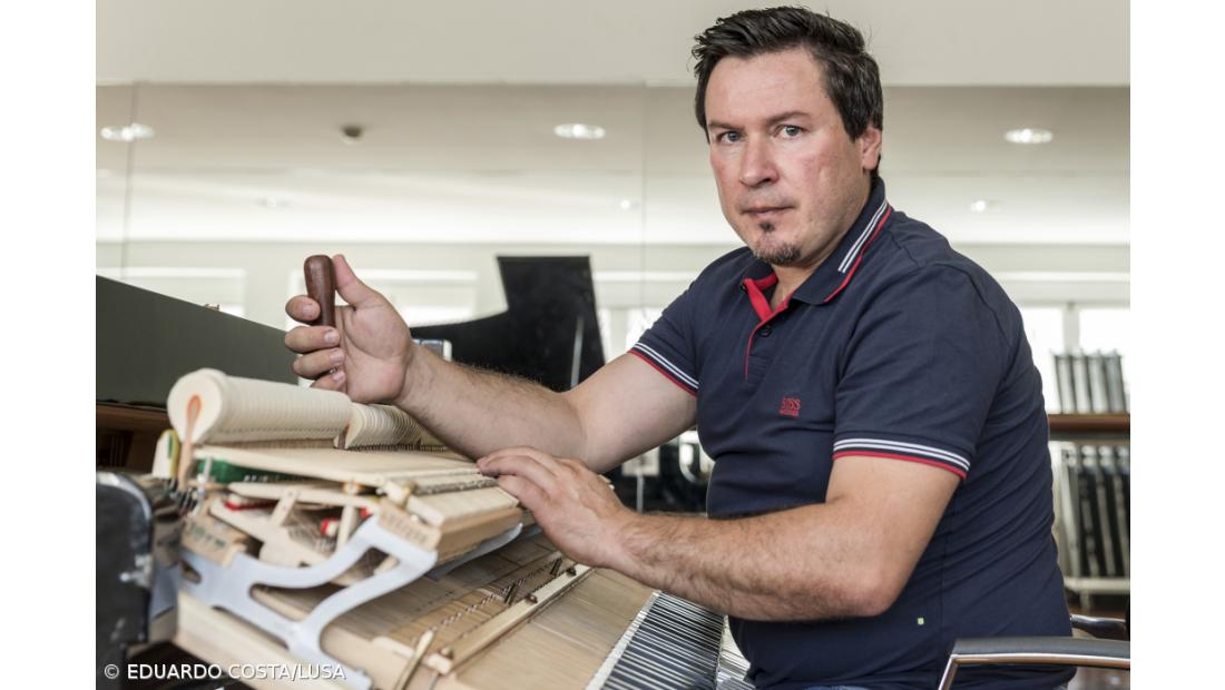 Único afinador de pianos dos Açores diz que ofício é minucioso e especializado – Imagem 1