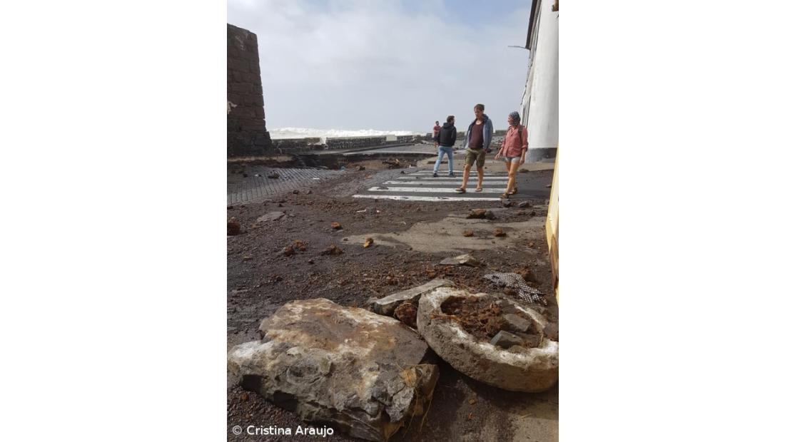 Mar arrastou desde lixo a portas e inundou casas no Faial – Imagem 1