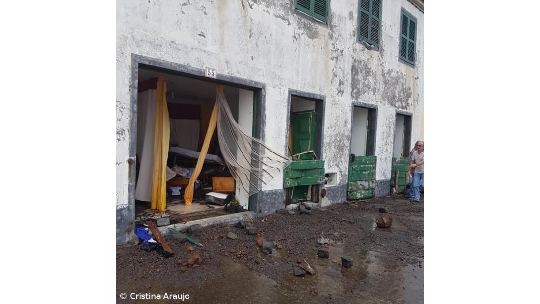 Mar arrastou desde lixo a portas e inundou casas no Faial – Imagem 3
