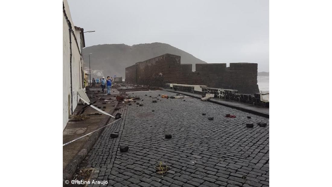 Mar arrastou desde lixo a portas e inundou casas no Faial – Imagem 5