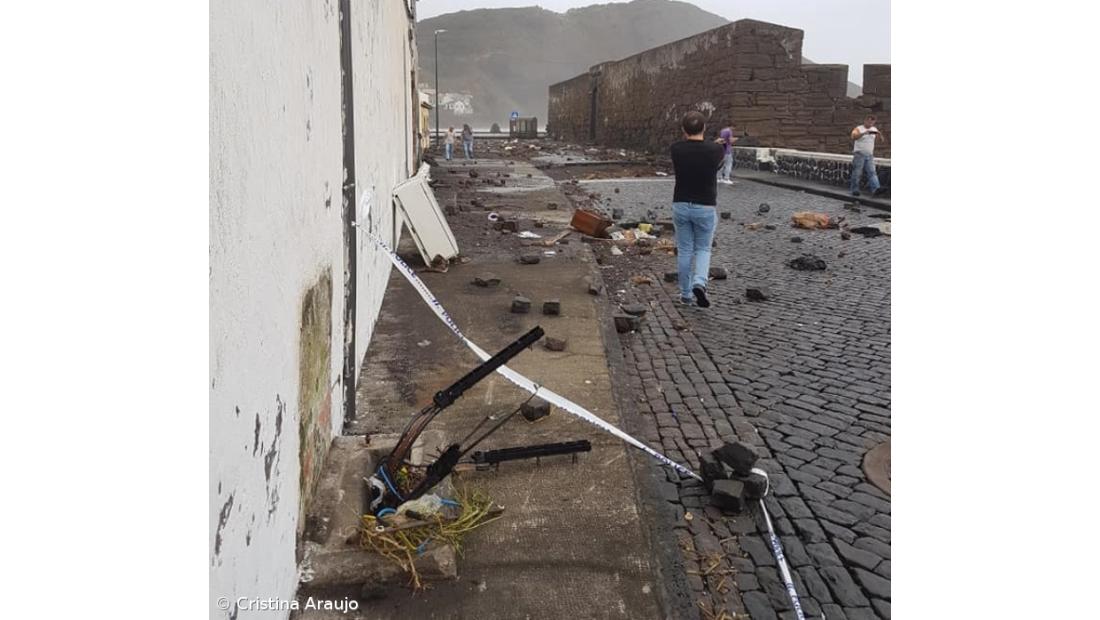 Mar arrastou desde lixo a portas e inundou casas no Faial – Imagem 4