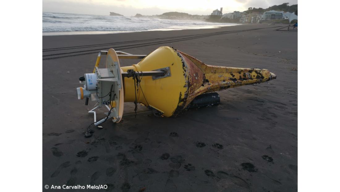 Boia oceanográfica dá à costa na praia das Milícias 