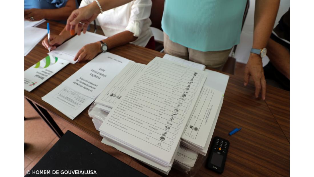 Entre os boletins de voto dos emigrantes também há cheques e contas da luz