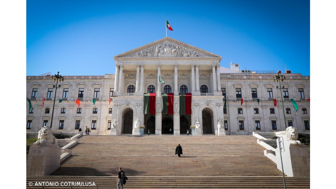 Jovens contra os projetos entregam hoje carta no parlamento