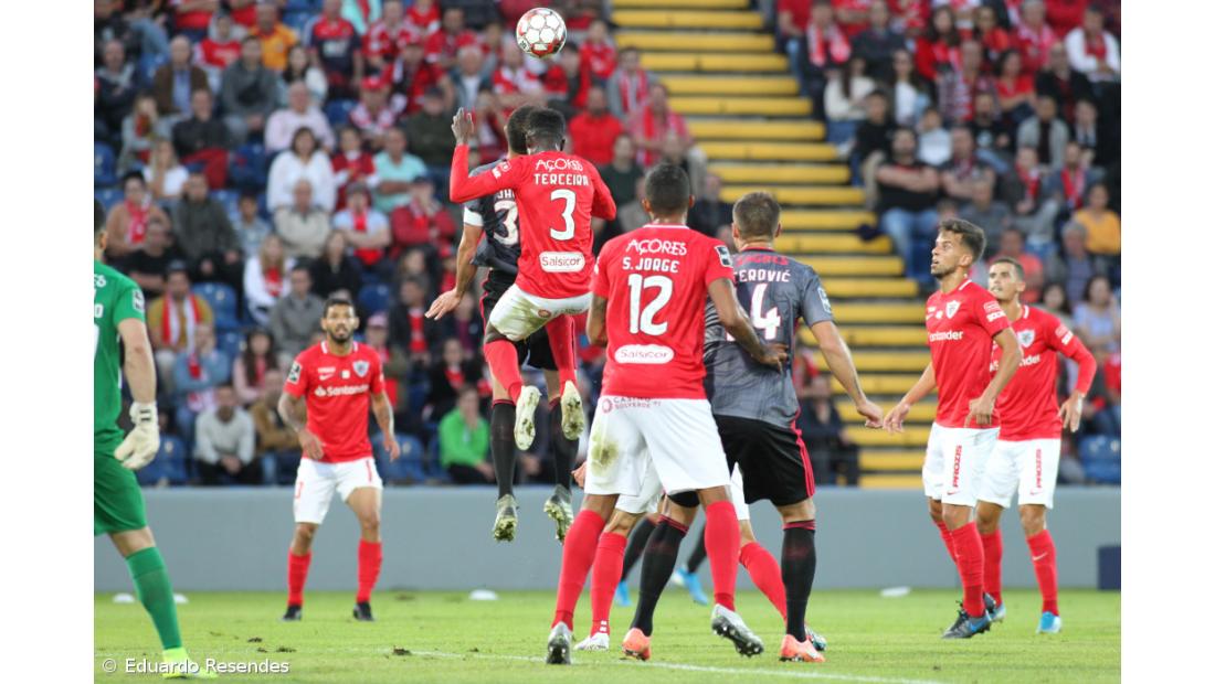 Camisolas com nomes das ilhas à venda