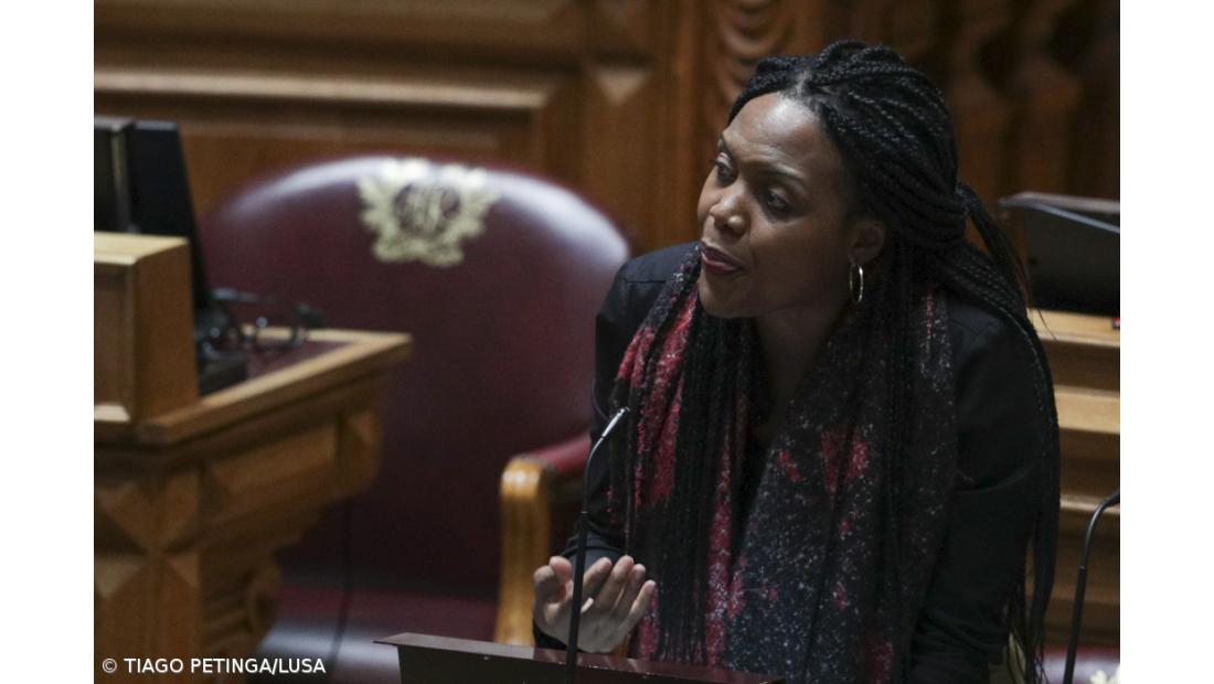 PS lidera intenções de voto e Livre perde quase metade da votação, diz sondagem