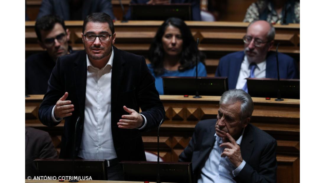 Ex-líder parlamentar João Oliveira defende rutura total com política do PS