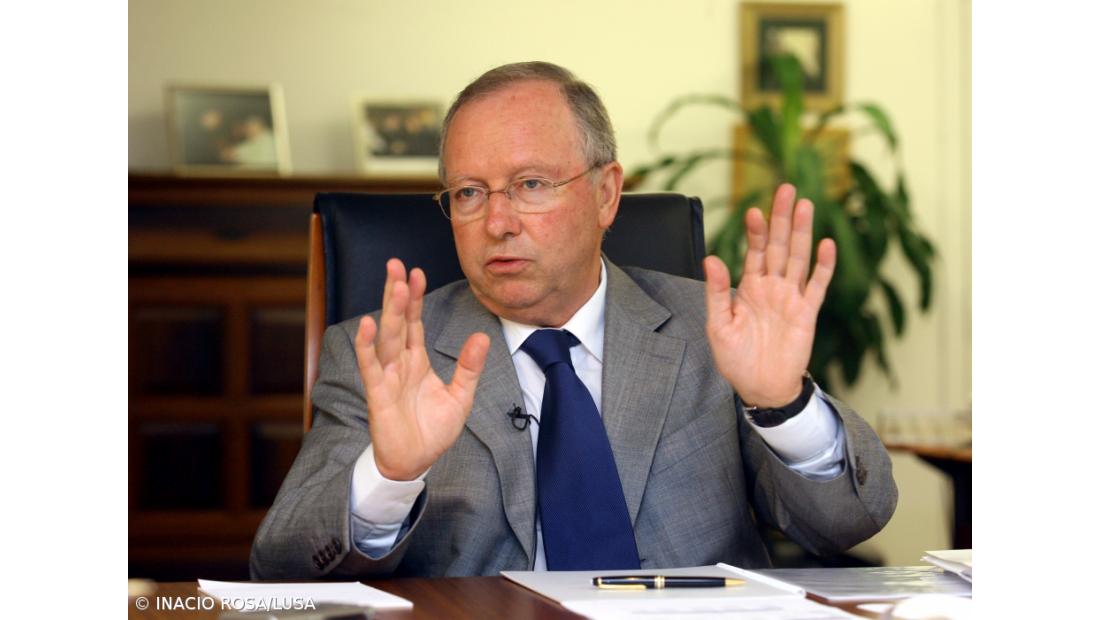 Correia de Campos defende exclusividade dos médicos no sector público