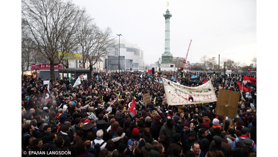 Greve geral "inédita" em França leva milhares à rua contra reforma do sistema de pensões