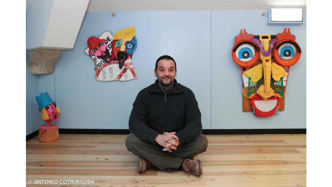 Personagens criadas com plástico recolhido em praias em exposição no LU.CA em Lisboa – Imagem 1