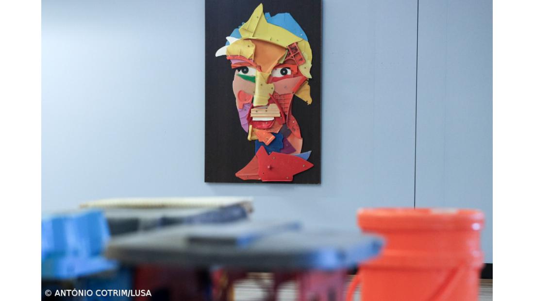 Personagens criadas com plástico recolhido em praias em exposição no LU.CA em Lisboa – Imagem 2