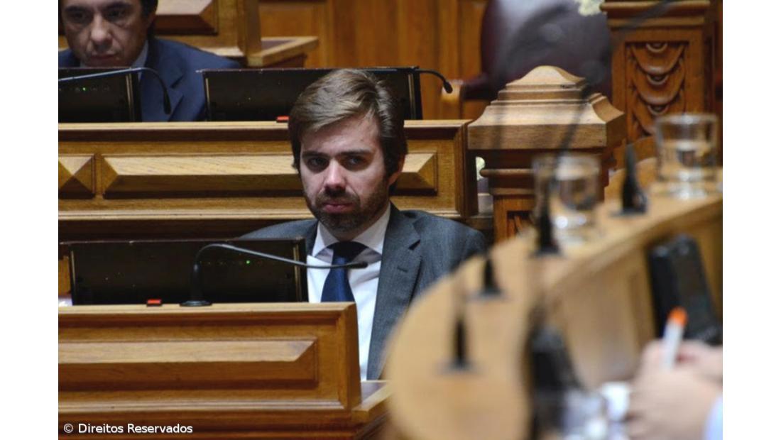 João Almeida e Telmo Correia apelam emocionados à salvação do partido