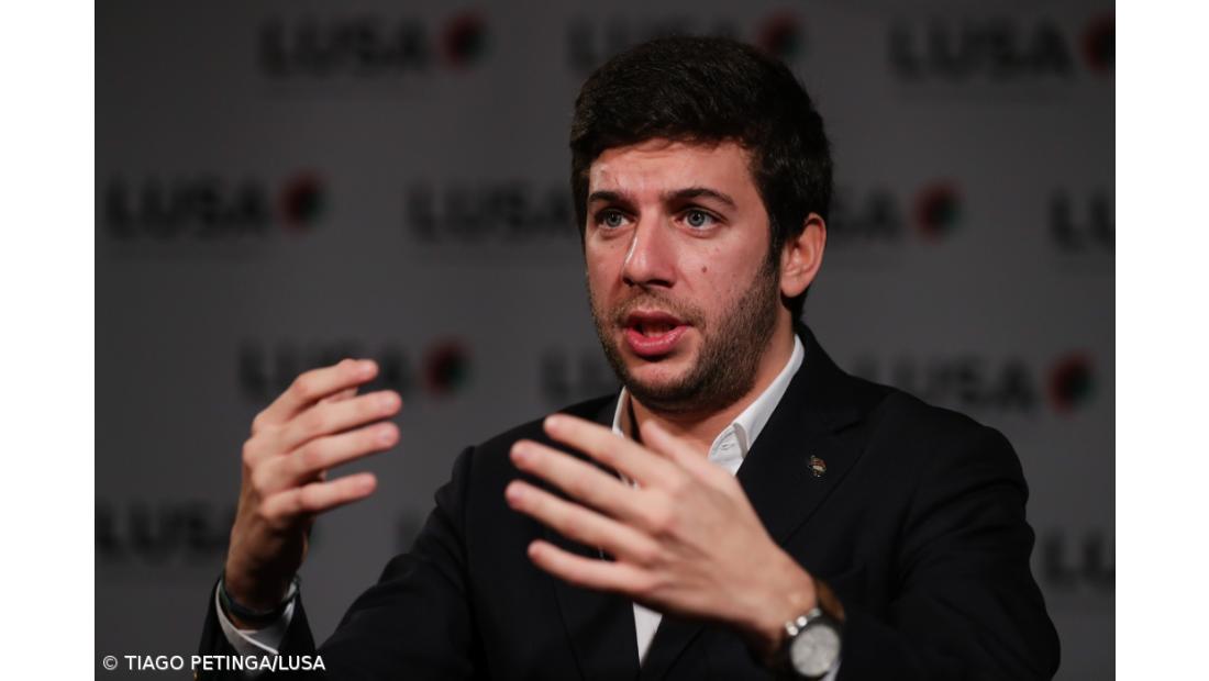 Críticos dizem que líder tem “medo” de ir a votos, Rodrigues dos Santos acusa-os de “terrorismo”