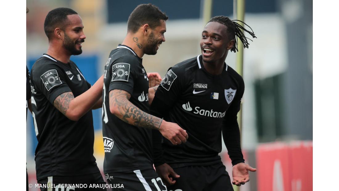 Penálti de Lincoln garante regresso do Santa Clara aos triunfos