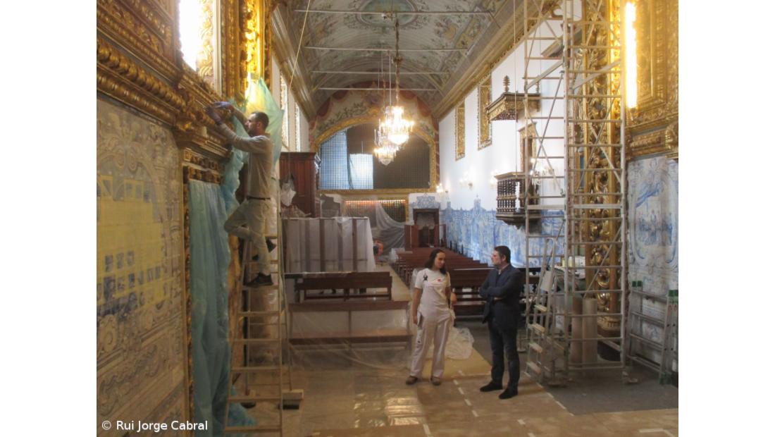 Equipa restaura azulejos que contam vida de Madre Teresa – Imagem 3