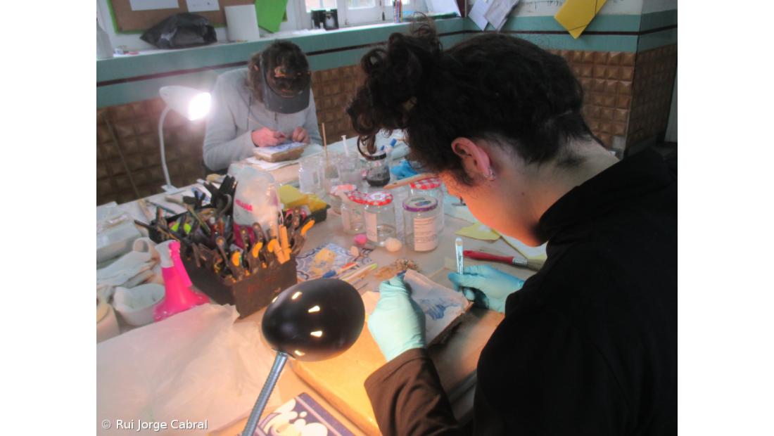 Equipa restaura azulejos que contam vida de Madre Teresa – Imagem 4