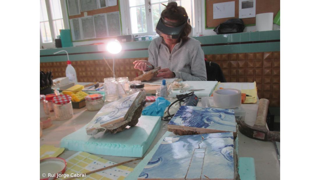 Equipa restaura azulejos que contam vida de Madre Teresa – Imagem 7