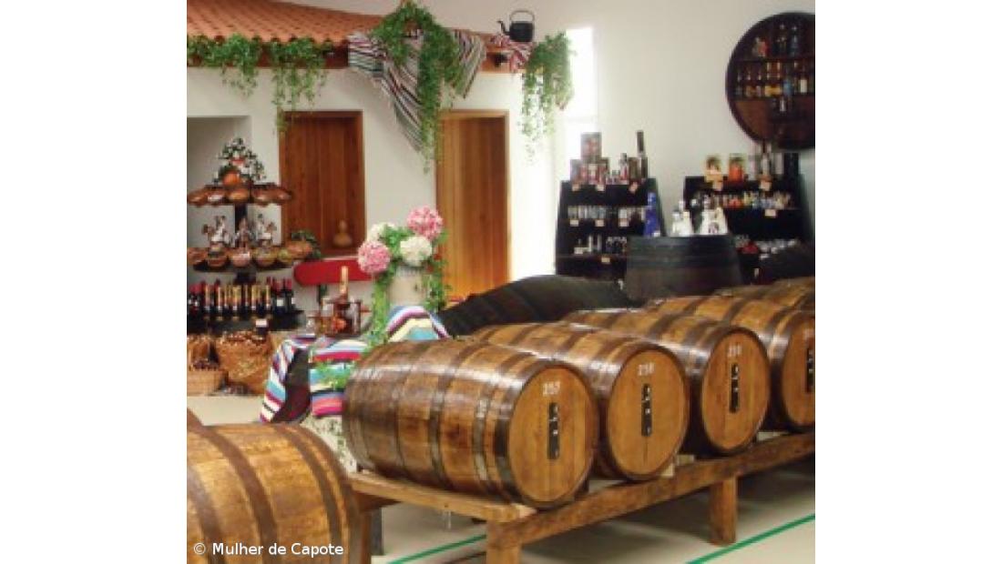 Fábrica de Licores Mulher de Capote – Imagem 3