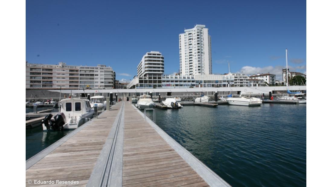 Construção de pontão flutuante minimiza ondulação na Marina