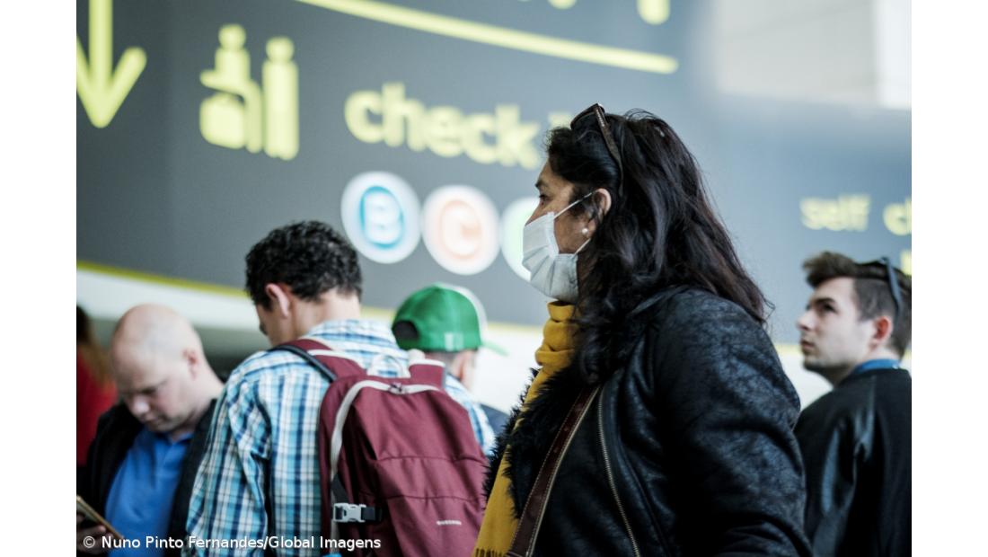 Passageiros que chegam por via aérea recebem folhetos com regras