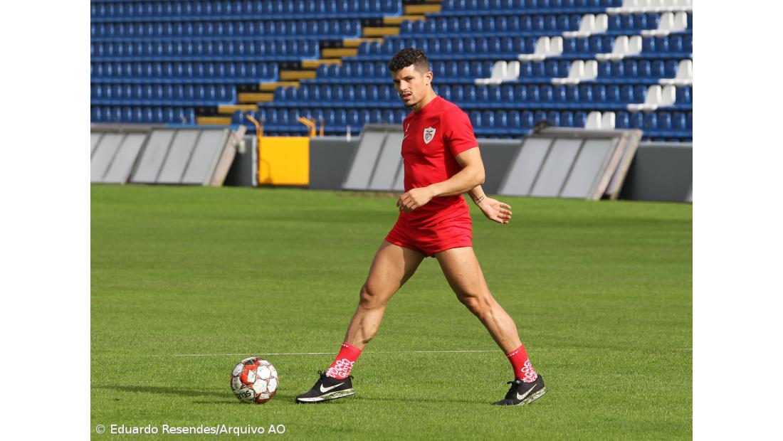 É diferente treinar sozinho e num espaço fechado