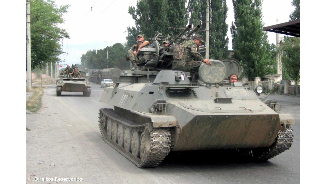 Tropas e blindados russos estacionados a 40 quilómetros de Tbilissi