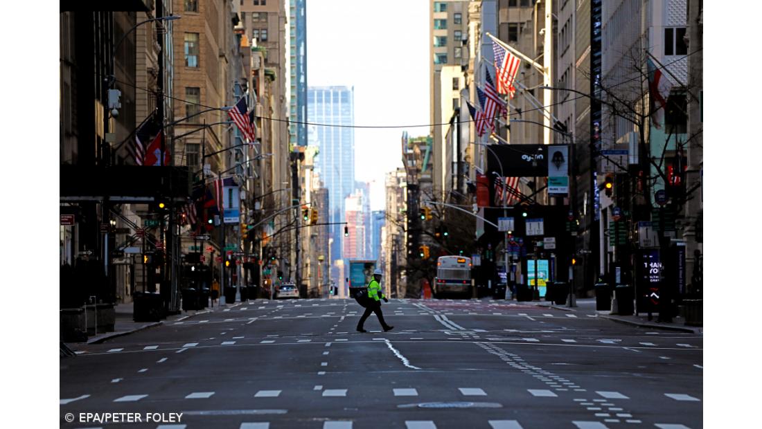 Wall Street fecha sem direção semana com os maiores ganhos desde abril