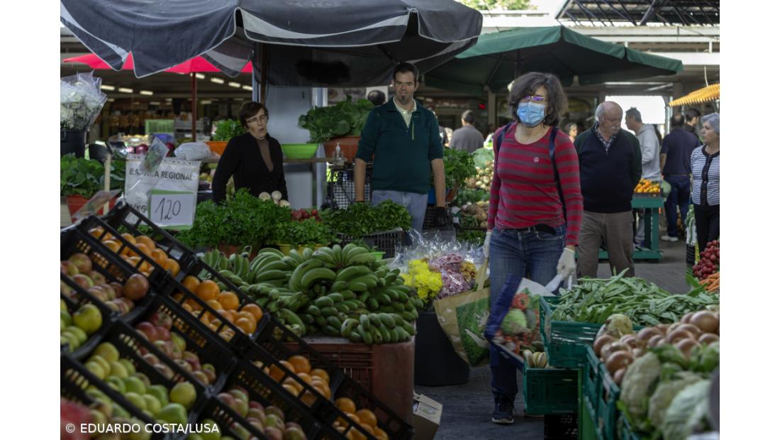 Um mercado a “meio gás”, com comerciantes a tentar sobreviver