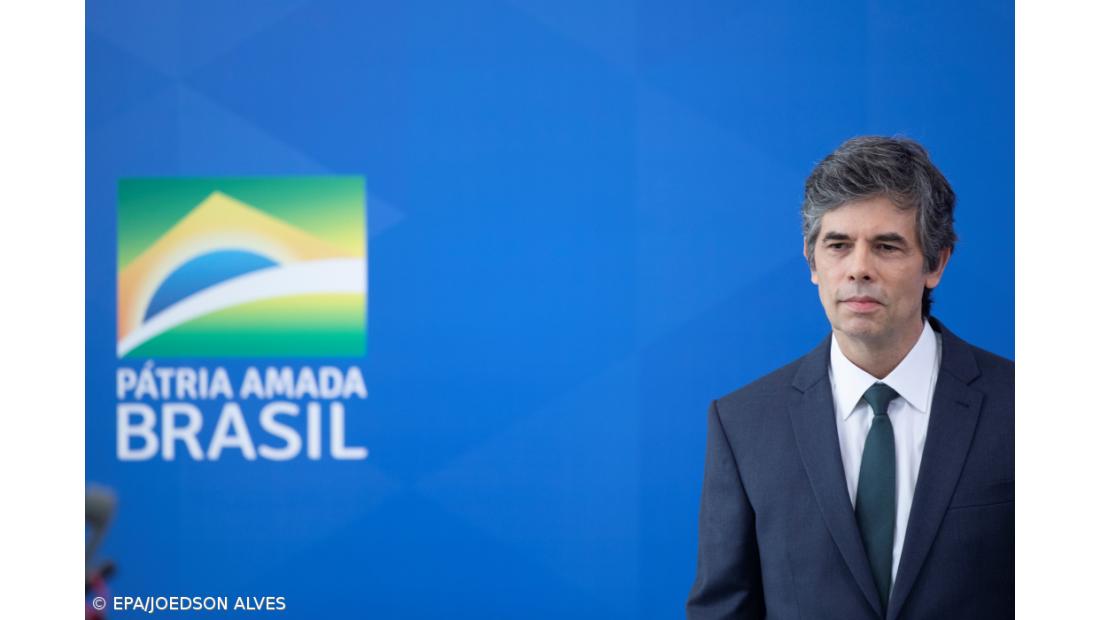 Brasil corrige números para 296 mortos e 6.633 infetados em 24 horas