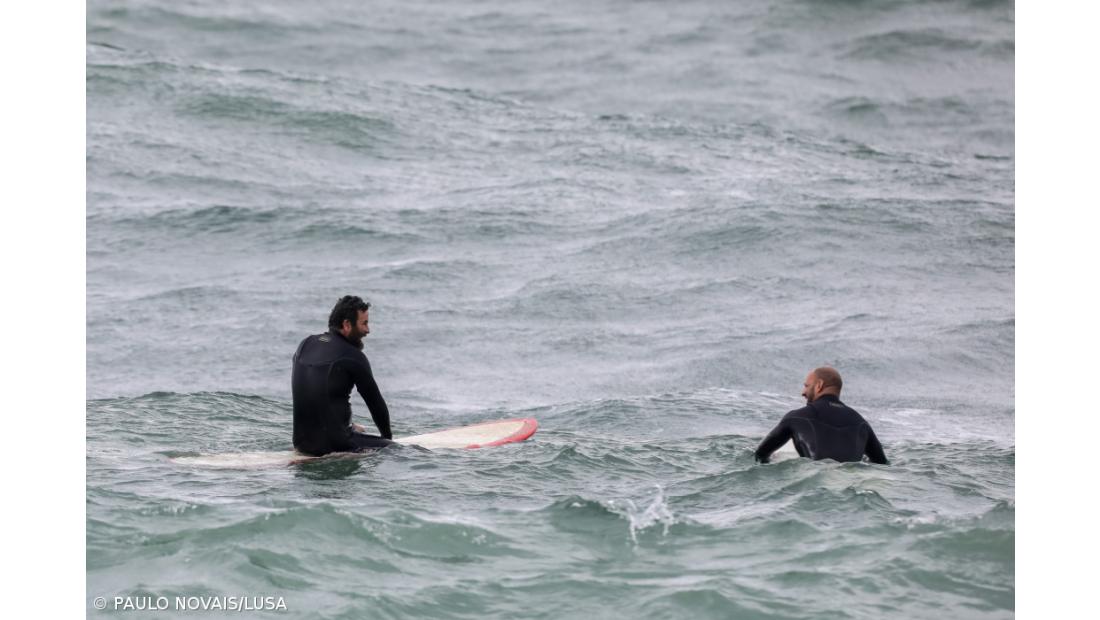 Surfistas voltam a sentir liberdade no regresso ao mar da Ericeira 