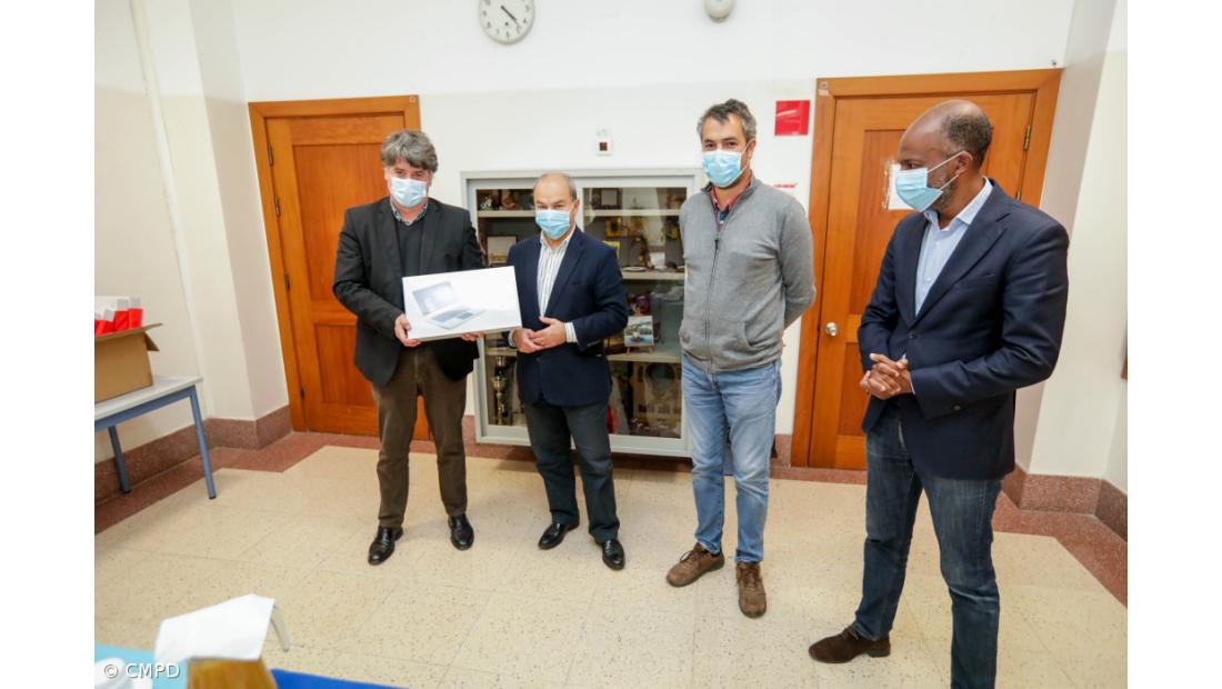 Câmara de Ponta Delgada entrega primeiros computadores à EBI dos Ginetes 
