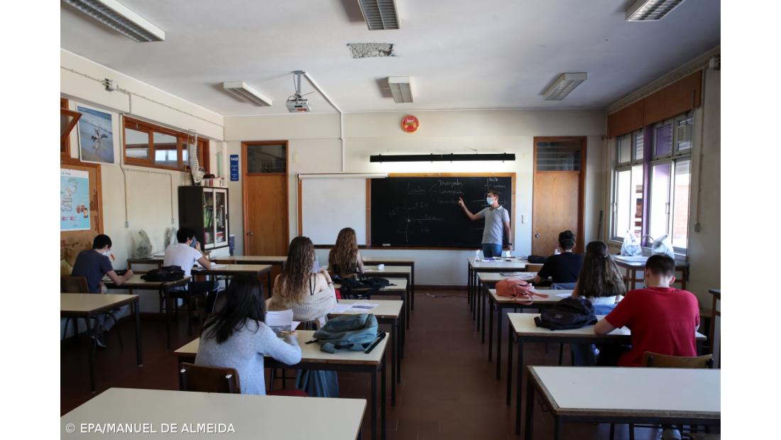 Costa espera que escolas possam reabrir a 10 de janeiro, mas é preciso reavaliar