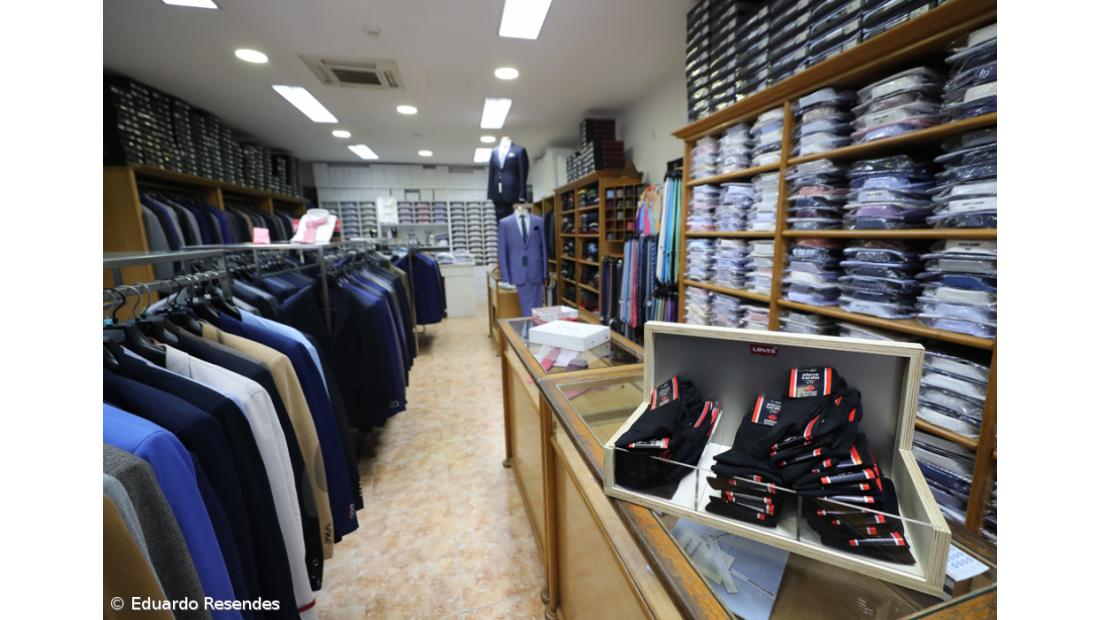 Poucos clientes e lojistas em adaptação em dia de reabertura em Ponta Delgada – Imagem 3