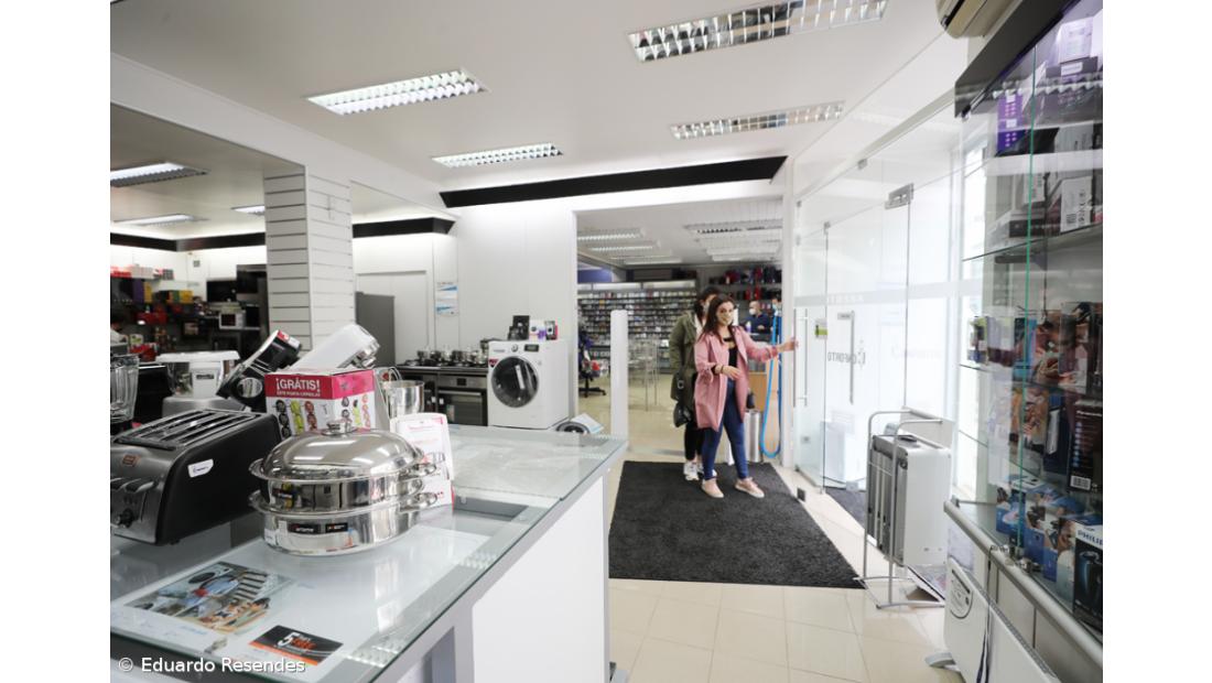 Poucos clientes e lojistas em adaptação em dia de reabertura em Ponta Delgada – Imagem 5