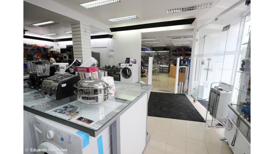 Poucos clientes e lojistas em adaptação em dia de reabertura em Ponta Delgada – Imagem 6