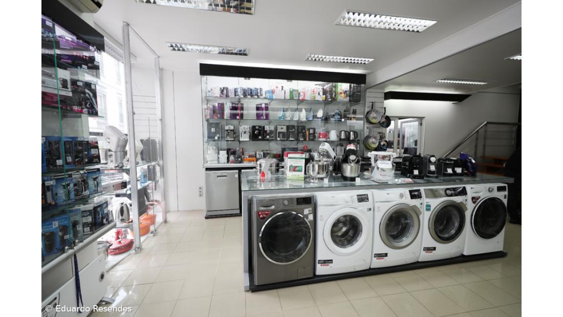 Poucos clientes e lojistas em adaptação em dia de reabertura em Ponta Delgada – Imagem 9