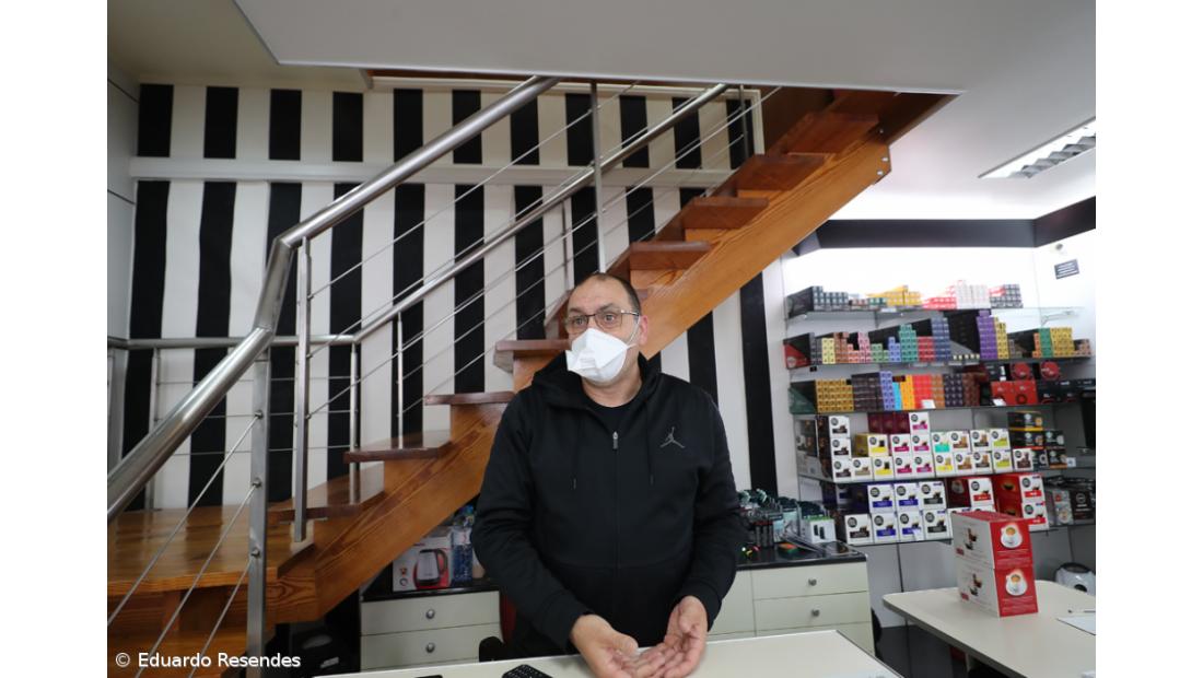 Poucos clientes e lojistas em adaptação em dia de reabertura em Ponta Delgada – Imagem 8