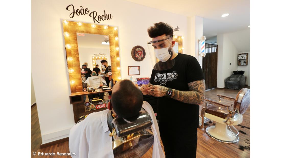 Poucos clientes e lojistas em adaptação em dia de reabertura em Ponta Delgada – Imagem 7